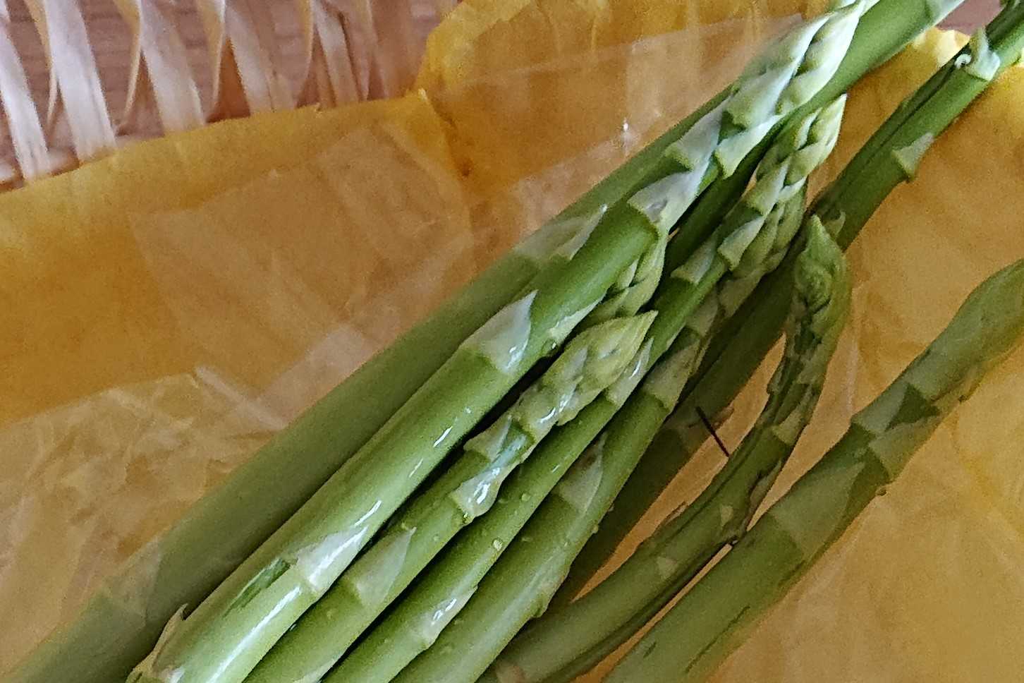 Friske grønne asparges