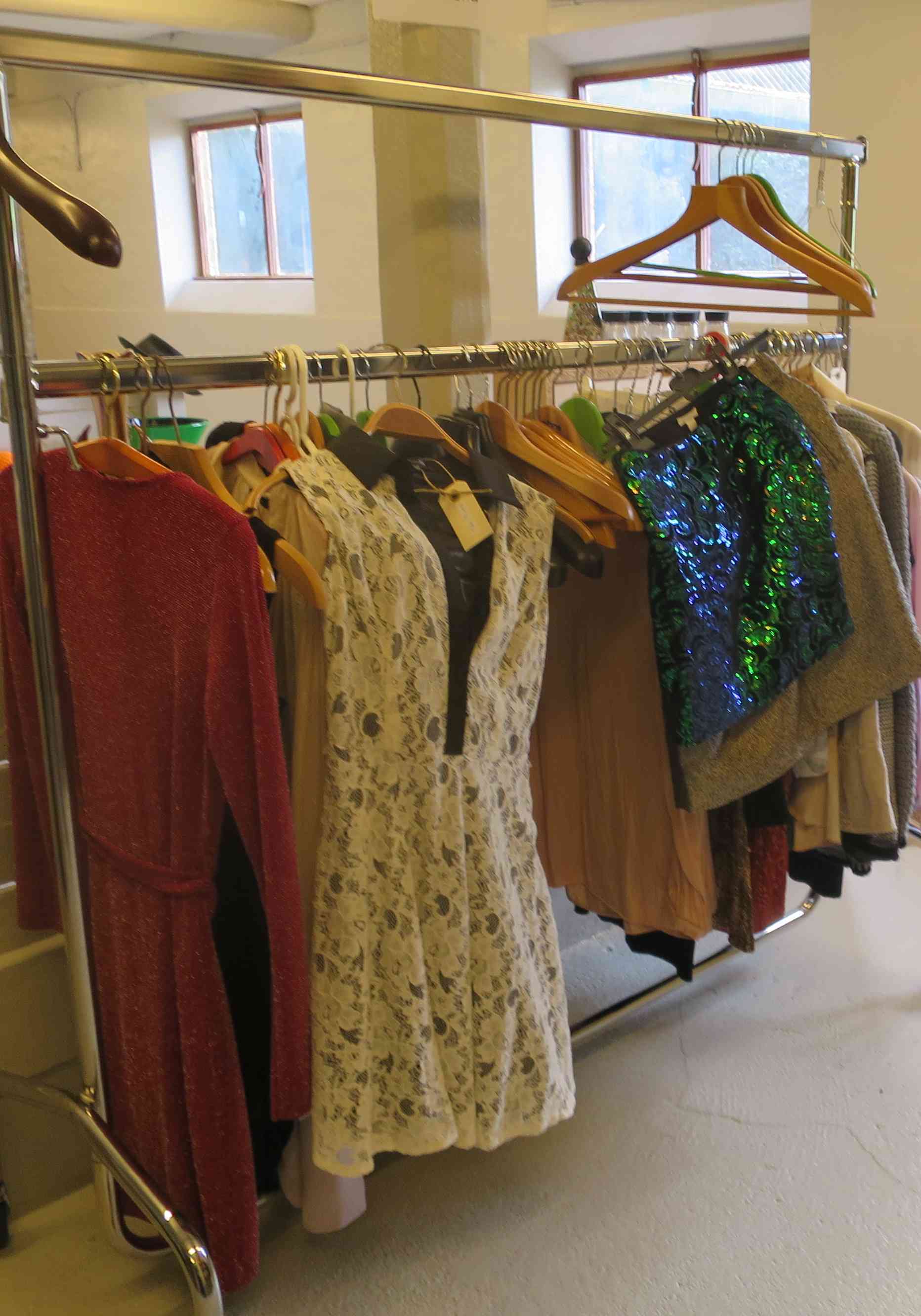 Brugt tøj til salg i gårdbutikken hos Vivis Pryd